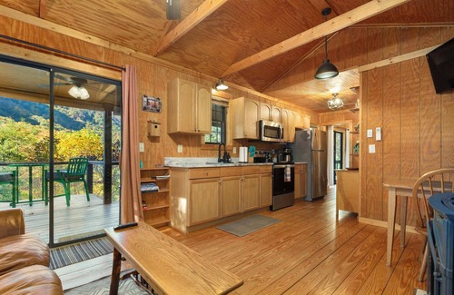 Chimney Rock Casa | Incredible waterfall and mountain views| Hot Tub| Fire Pit