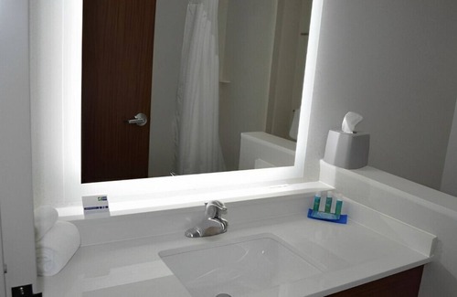 University Place Casa | Incredibly Cozy Suite for Groups!Free Breakfast