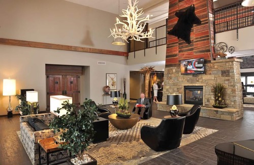 Independence Hotel | Independence Modern Lodge: Unique Decor, Free Breakfast, Lake View