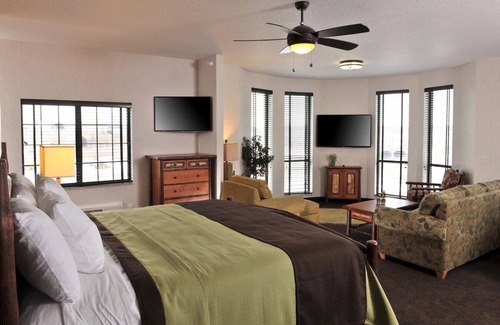 Independence Hotel | Independence Modern Lodge: Unique Decor, Free Breakfast, Lake View