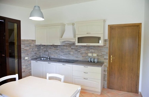 Casale Marittimo Apartamento | Apartamento independiente en planta baja con jardín, plaza de aparcamiento con vistas al mar, 4 pax