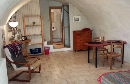 Alba-la-Romaine Casa | Habitación independiente. Casa atípica. Caserío medieval al pie del cuello volcánico.