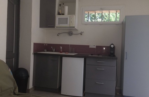 Pertuis Apartamento | Estudio independiente en la villa de planta baja, con aparcamiento seguro