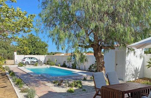Zahora Villa | Casa independiente amueblada con confort y estilo, jardín grande