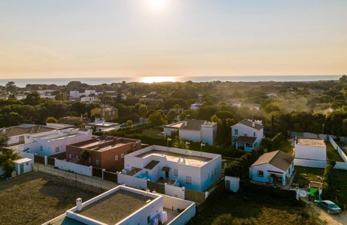 Zahora Villa | Casa independiente amueblada con confort y estilo, jardín grande
