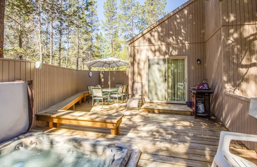 Deer Park Casa | Encantadora casa con plano de planta abierto en el corazón de Surniver, Hot Tub- INDI02
