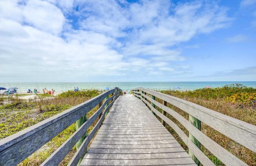Indian Rocks Beach Casa | Indian Rocks Beach Cottage, Walk to Beach!