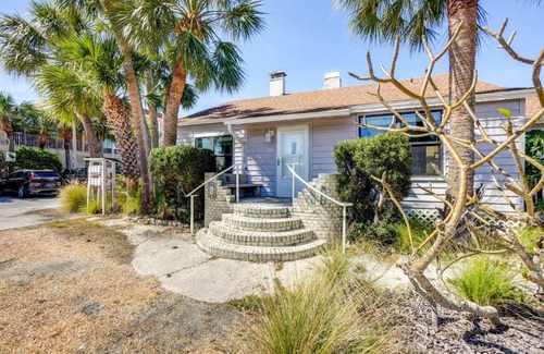 Indian Rocks Beach Casa | Indian Rocks Beach Cottage, Walk to Beach!