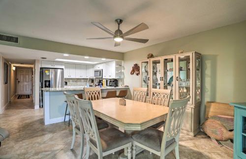 Indian Shores Apartamento | Indian Shores Condo with 2 Balconies and Pool Access!