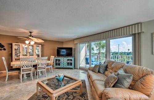 Indian Shores Apartamento | Indian Shores Condo with 2 Balconies and Pool Access!