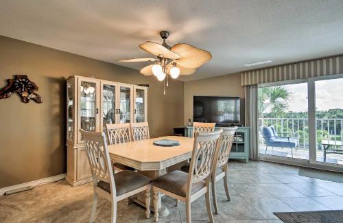 Indian Shores Apartamento | Indian Shores Condo with 2 Balconies and Pool Access!