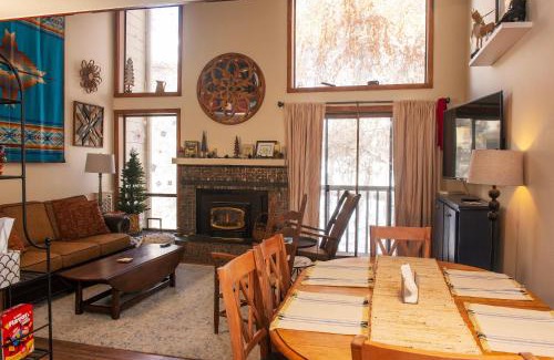 Elkhorn Village Apartamento | Indian Springs Condo 2415
