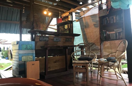 Lubok Buaya Cama Y Desayuno | Indiana Cafe & Dorm