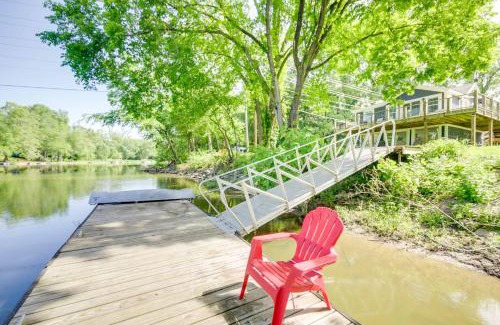 Indianapolis Apartamento | Indianapolis Riverfront Rental with Wraparound Deck!