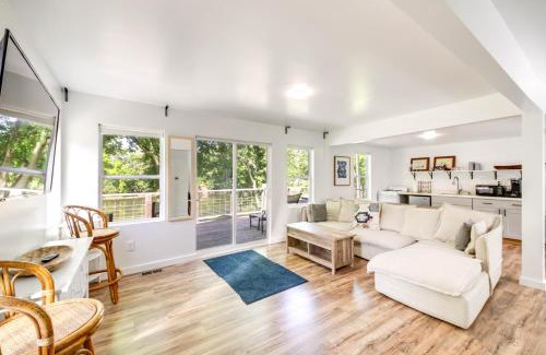 Indianapolis Apartamento | Indianapolis Riverfront Rental with Wraparound Deck!