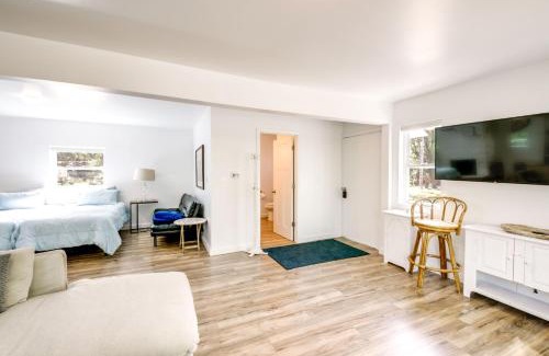 Indianapolis Apartamento | Indianapolis Riverfront Rental with Wraparound Deck!