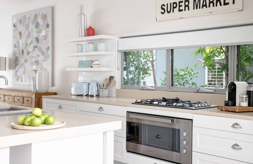 Yaroomba Casa | Indigo Blue - backs on to bush 10min walk to beach