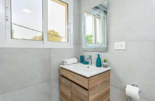 Aamchit Apartamento | Indigo - Duplex 1-BR Apt with Terrace & Garden in Batroun