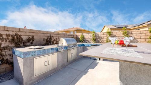 Terra Lago Casa | Indio Echo AvantStay Terra Lago Retreat Pool Firepit Outdoor Kitchen