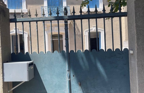 Saint-Andre-de-Sangonis Apartamento | Individual bedroom and bathroom, entrance and garden