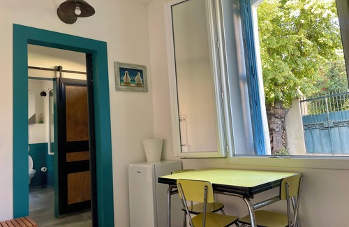 Saint-Andre-de-Sangonis Apartamento | Individual bedroom and bathroom, entrance and garden