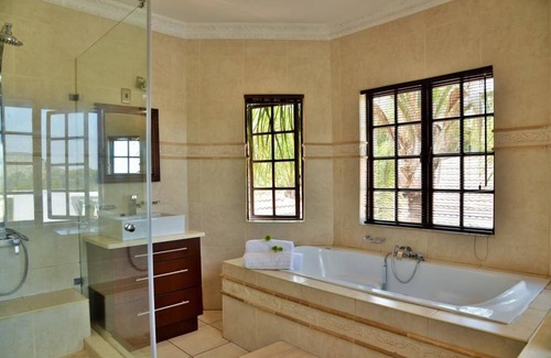 Hartbeespoort Casa | Indlovukazi Guesthouse