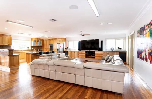 Mornington Casa | Indoor Heated Pool & Spa-The Pomegranate