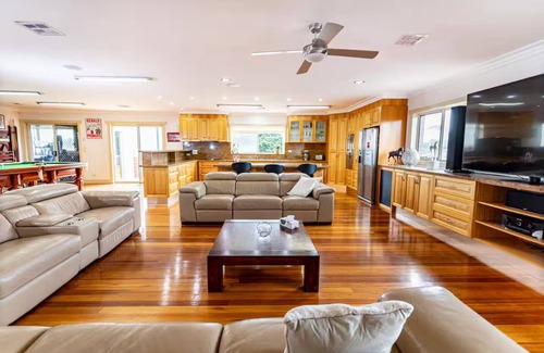 Mornington Casa | Indoor Heated Pool & Spa-The Pomegranate