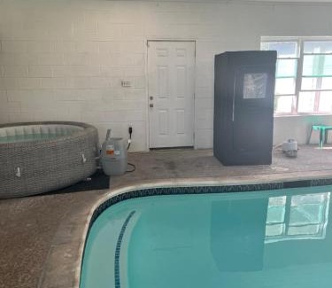 Southeast Houston Casa | Indoor Heated Pool, Hot Tub and Steam Room