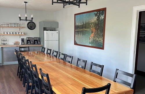 Hillman Casa | Indoor pickle ball + sauna at lakeside 13BR house, Lakeside Property with Indoor Pickle Ball!