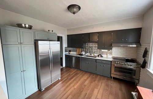 Hillman Casa | Indoor pickle ball + sauna at lakeside 13BR house, Lakeside Property with Indoor Pickle Ball!