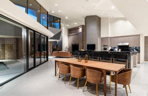 Paradise Valley Casa | Indoor pool 2.5 acres gym with sauna At Hideaway Estate