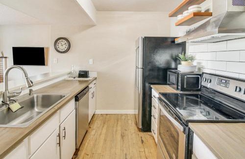 Skyway Apartamento | Indoor Pool Access Colorado Springs Condo!