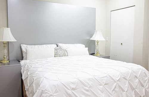 Lower Sumas Mountain Casa | Indoor pool, central, king bed
