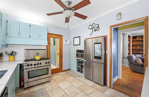 Ottawa Casa | Downtown Ottawa Retreat: Sleeps 15, Heated Indoor Pool, Hot Tub, Sauna, 5BR/4BA