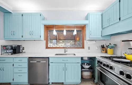 Ottawa Casa | Downtown Ottawa Retreat: Sleeps 15, Heated Indoor Pool, Hot Tub, Sauna, 5BR/4BA