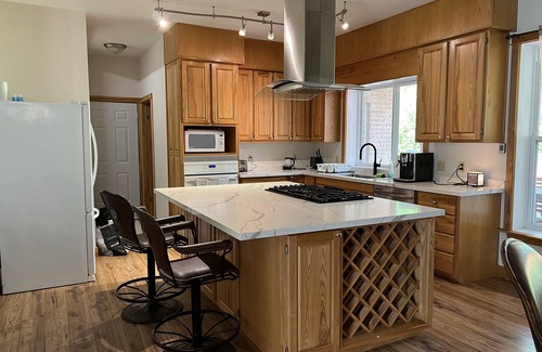 Armour Cabaña | Indoor Saltwater Heated Pool w/ Tennis & Multi-Sport Court, Burk's Falls