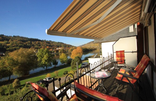 Zell Apartamento | Indoor swimming pool, sauna, steam bath daily 2h for single use, directly on the Moselle bank Balcony