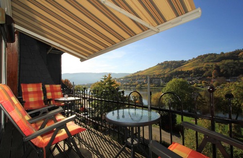 Zell Apartamento | Indoor swimming pool, sauna, steam bath daily 2h for single use, directly on the Moselle bank Balcony