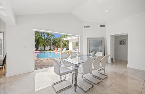 Ojus Casa | Indulge in 6 Beds Home w Pool near Aventura Mall