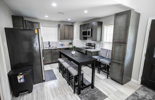 Alvin Casa | Indulge in a restful retreat at Lake Morgan in Alvin, TX.