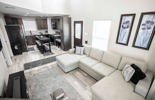 Alvin Casa | Indulge in a restful retreat at Lake Morgan in Alvin, TX.