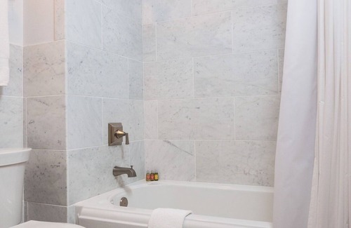 West Campus Hotel | Indulge in Historic Charm & Modern Amenities – Boutique Hotel Experience