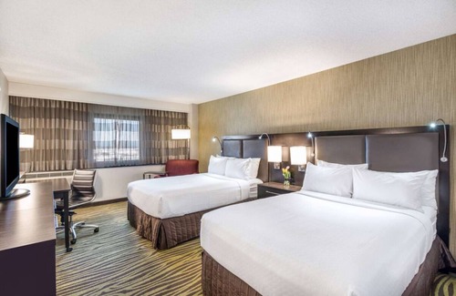 Los Angeles Complejo | Indulge in Home-Like Comfort! 3 Comfortable Units, Pets are Allowed, Shuttle!