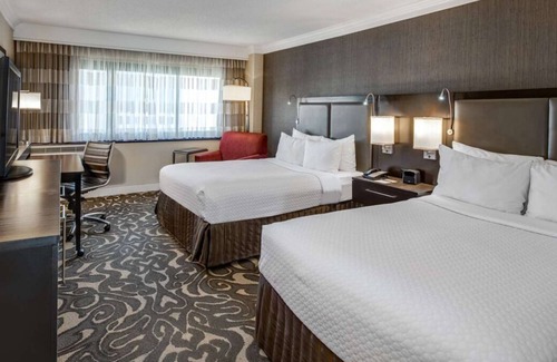 Los Angeles Complejo | Indulge in Home-Like Comfort! 3 Comfortable Units, Pets are Allowed, Shuttle!