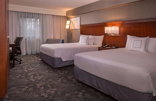 Columbia Hotel | Indulge in Home-Like Comfort! 2 Modern Units, Near Lake Kittamaqundi, w/ Pool!