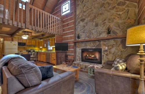 Dial Cabina | Indulge in "Just One More Night", a pet-friendly creekfront retreat boasting a spacious outdoor deck, hot tub, firepit, and WiFi