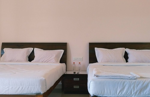 Giridih Complejo | Indulge in Serenity at Hotel Ved Vatika - Reserve your blissful stay!