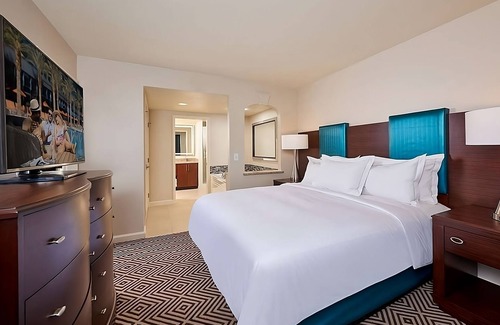 Las Vegas Hotel | Indulge in the Best of Las Vegas! 4 Relaxing Units, Outdoor Pool, Kitchen