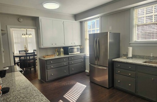 Montgomery Casa | Indulgent Downtown Retreat - Beautiful Historic Home - 10 Guests - 6 Beds